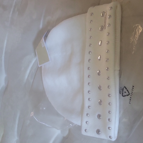Michael kors beanie gorgeous tagged says creme its white silver studs - Picture 1 of 8